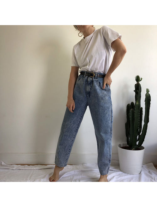 Vintage high waisted acid wash jeans. Waist 32". 80&#39;s era.