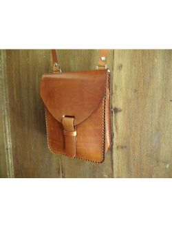 Leather bag. Small. Leather crossbody bag. Leather shoulder bag. With inside pocket. Handmade leather bag. Light brown. Chimango Sur.