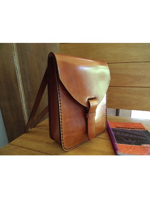 Leather bag. Small. Leather crossbody bag. Leather shoulder bag. With inside pocket. Handmade leather bag. Light brown. Chimango Sur.