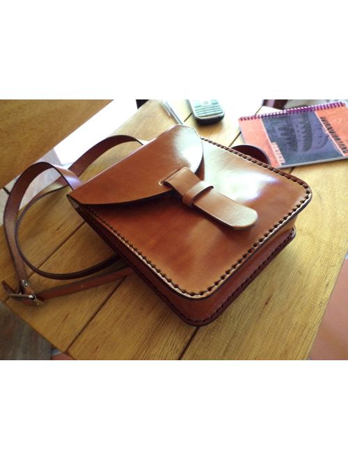 Leather bag. Small. Leather crossbody bag. Leather shoulder bag. With inside pocket. Handmade leather bag. Light brown. Chimango Sur.