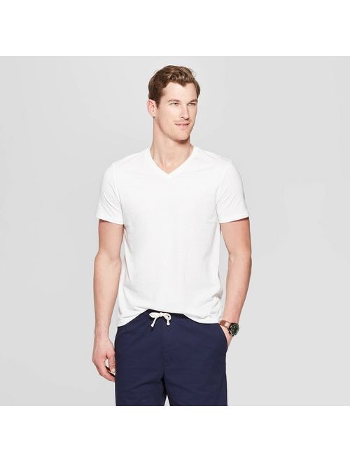 Men's Standard Fit Short Sleeve Lyndale V-Neck T-Shirt - Goodfellow & Co&#153;