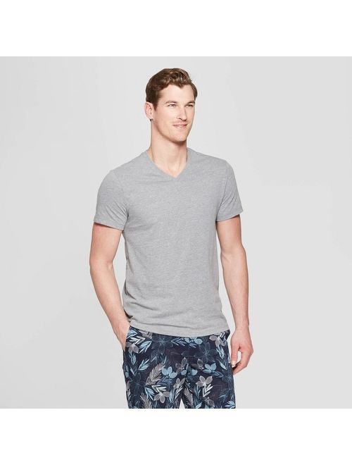 Men's Standard Fit Short Sleeve Lyndale V-Neck T-Shirt - Goodfellow & Co&#153;