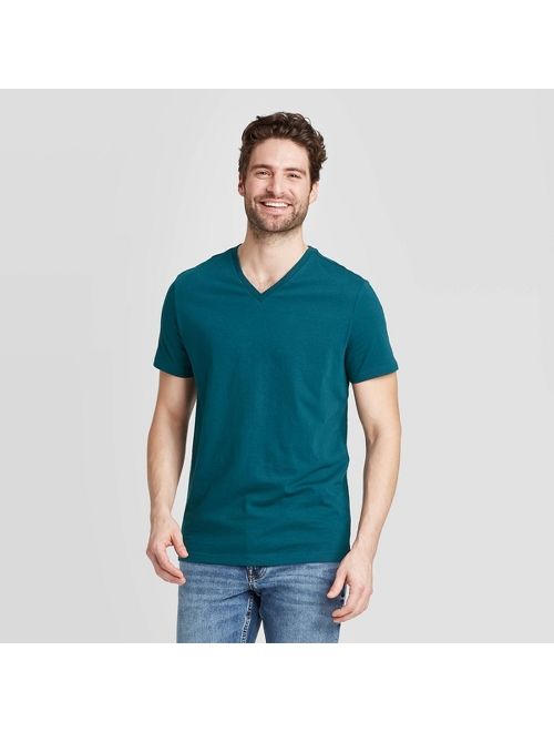 Men's Standard Fit Short Sleeve Lyndale V-Neck T-Shirt - Goodfellow & Co&#153;