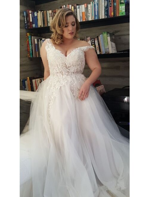 Floral Print V-neck Neckline Plus Size Wedding Dress with Tulle Lace Applique Pearls Beads A-line Sweep Train Bridal Dress