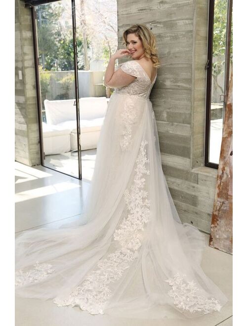 Floral Print V-neck Neckline Plus Size Wedding Dress with Tulle Lace Applique Pearls Beads A-line Sweep Train Bridal Dress