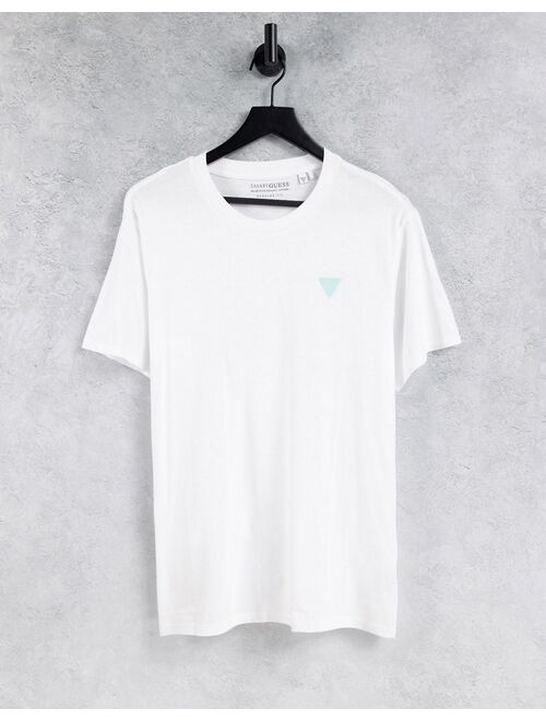 Guess t-shirt in white with small logo