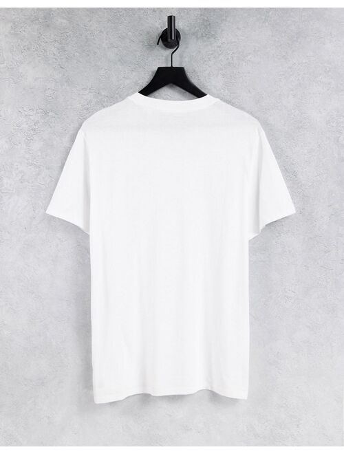 Guess t-shirt in white with small logo