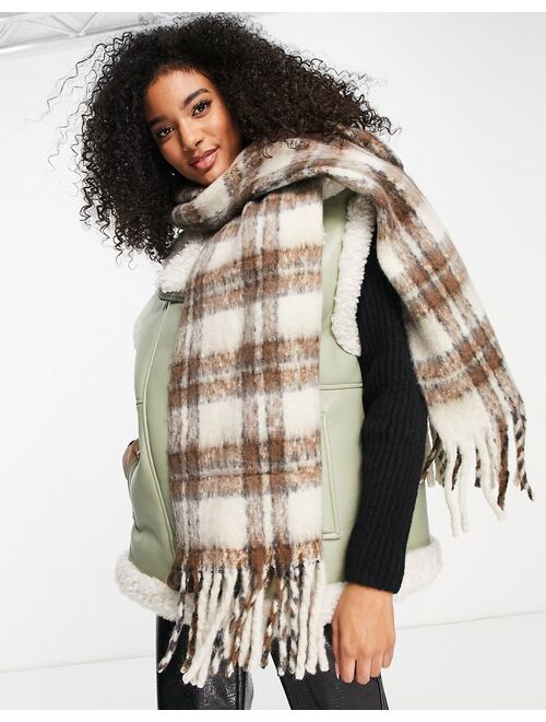 Vero Moda chunky knitted scarf in cream & brown check