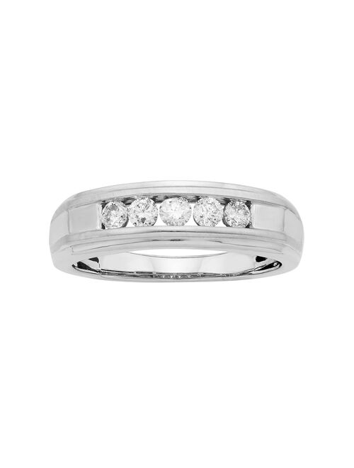 The Regal Collection Men's 14k White Gold IGL Certified 1/4 Carat T.W. Diamond Wedding Band