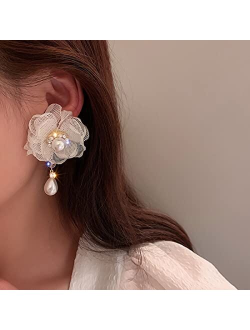 Wekicici White Flower Stud Earrings Women Tiny Pearls Floral Earrings Studs Earrings Flower Shaped Earrings for Women Girls