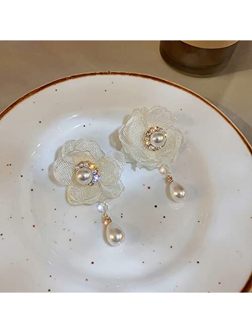 Wekicici White Flower Stud Earrings Women Tiny Pearls Floral Earrings Studs Earrings Flower Shaped Earrings for Women Girls