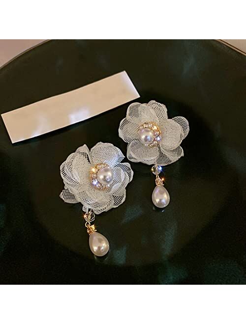 Wekicici White Flower Stud Earrings Women Tiny Pearls Floral Earrings Studs Earrings Flower Shaped Earrings for Women Girls