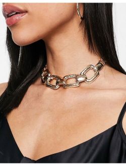 choker necklace in large chain design in gold tone
