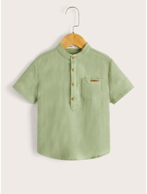 SHEIN Toddler Boys Mock Neck Half Button Patched Pocket Shirt