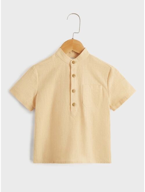 SHEIN Toddler Boys Mock Neck Half Button Patched Pocket Shirt