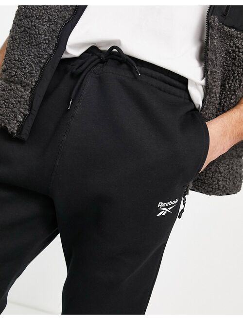 Reebok small logo sweatpants in black