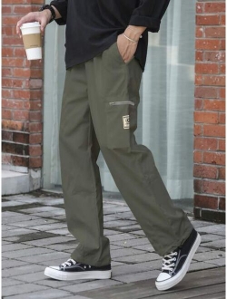 Men Letter Patched Pocket Side Drawstring Cuff Pants