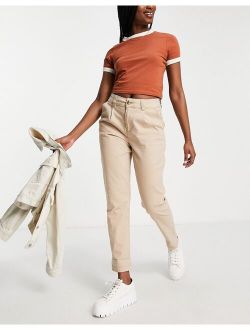 pleated chino in beige