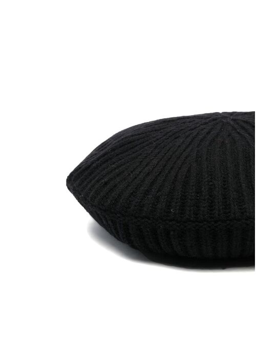 GANNI ribbed logo-patch beret