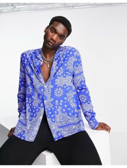 relaxed revere shirt in bright blue paisley bandana print