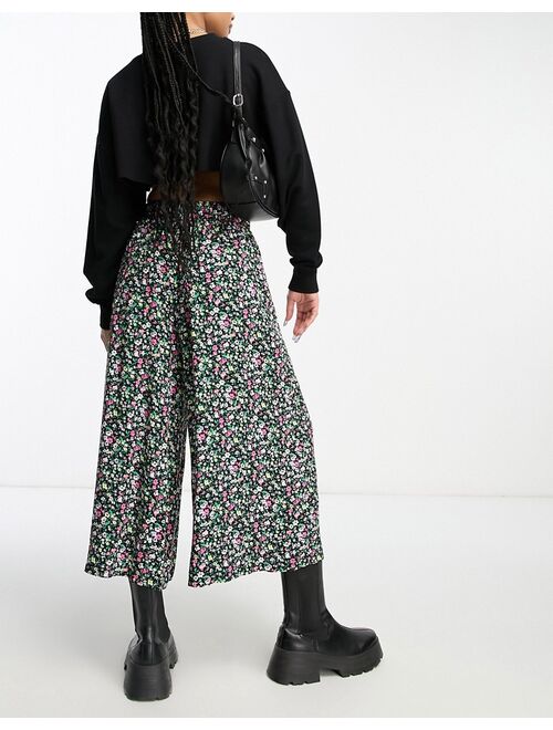 New Look Petite wide leg crop pants in black floral