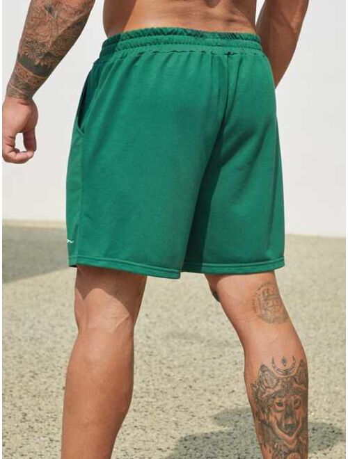 Extended Sizes Men Letter Graphic Drawstring Waist Shorts