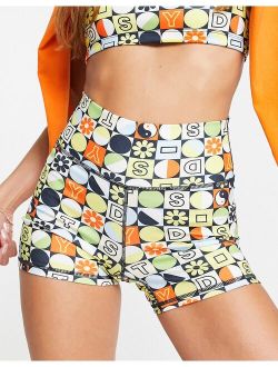 Active legging shorts in multi print