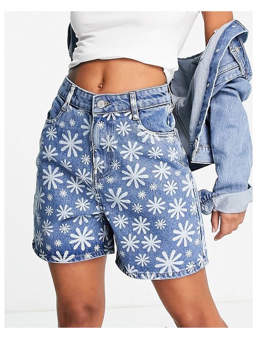 New Look daisy graffiti print denim shorts in mid blue