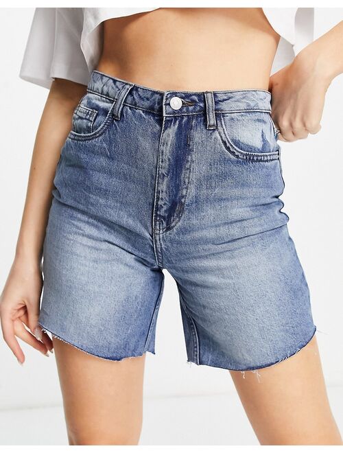 Urban Bliss carpenter bermuda short in mid wash blue