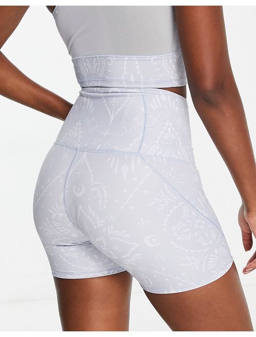 Puma Yoga Studio 5" shorts in blue print