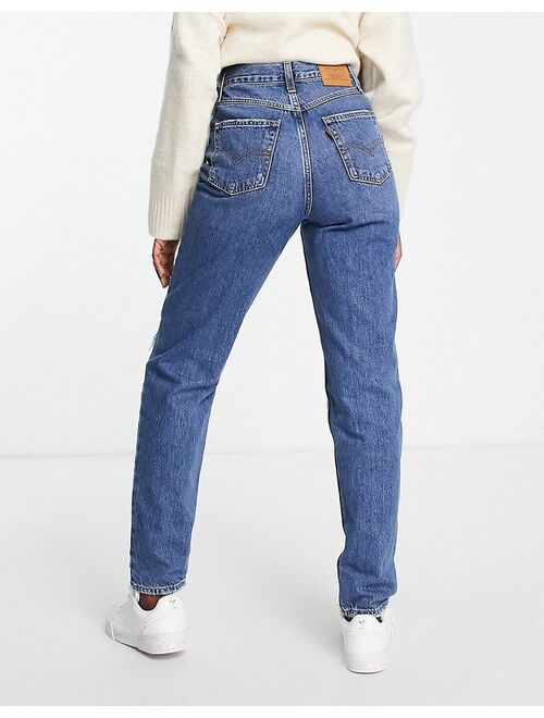 Levi's 80S mom jean in mid wash blue