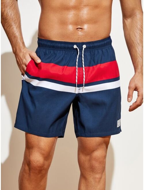 Men Colorblock Letter Patched Drawstring Waist Swim Trunks