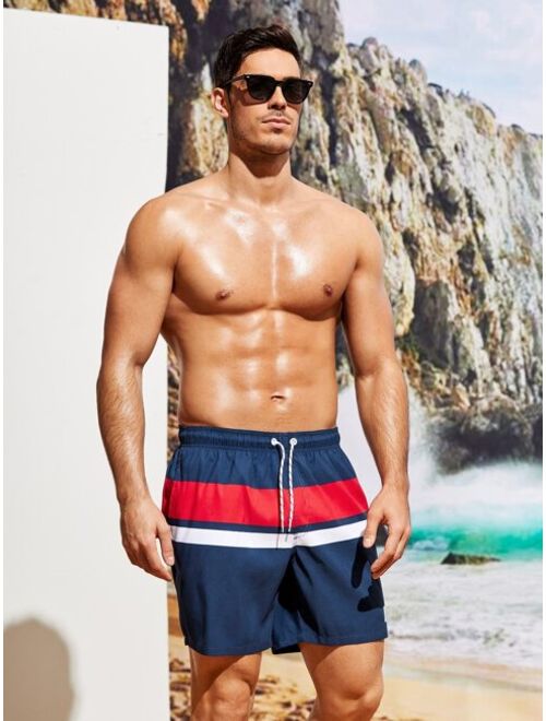 Men Colorblock Letter Patched Drawstring Waist Swim Trunks