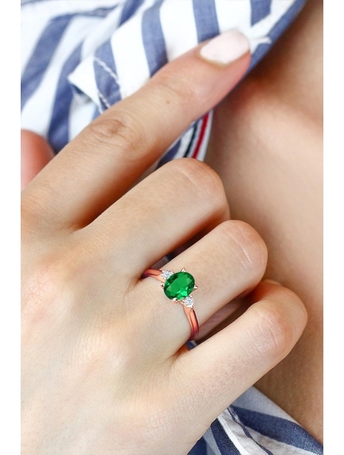 Gem Stone King 10K Rose Gold Green Simulated Emerald and White Created Sapphire 3-Stone Ring For Women (1.10 Cttw, Available In Size 5, 6, 7, 8, 9)