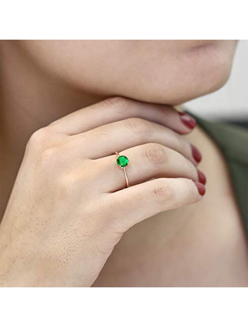 Gem Stone King 10K Rose Gold Green Simulated Emerald Women Solitaire Engagement Ring (0.77 Cttw, Round 6MM, Available In Size 5, 6, 7, 8, 9)