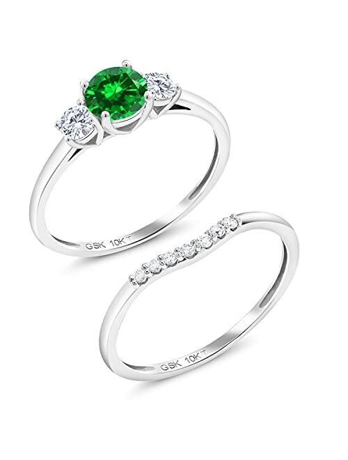 Gem Stone King 10K White Gold Round Green Created Emerald and Lab Grown Diamond Women 3-Stone Bridal Engagement Wedding Ring Set For Women (1.08 Cttw, Available In Size 5