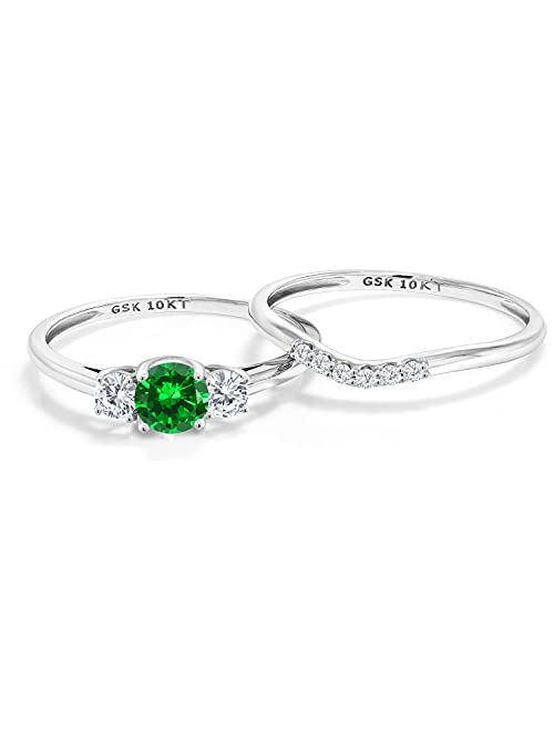 Gem Stone King 10K White Gold Round Green Created Emerald and Lab Grown Diamond Women 3-Stone Bridal Engagement Wedding Ring Set For Women (1.08 Cttw, Available In Size 5