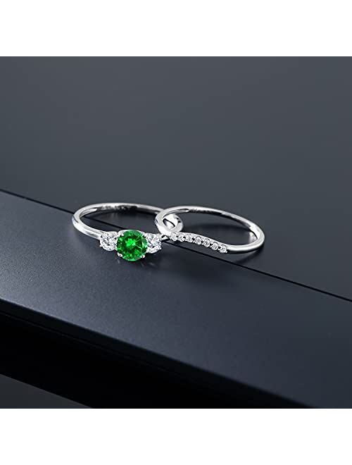 Gem Stone King 10K White Gold Round Green Created Emerald and Lab Grown Diamond Women 3-Stone Bridal Engagement Wedding Ring Set For Women (1.08 Cttw, Available In Size 5