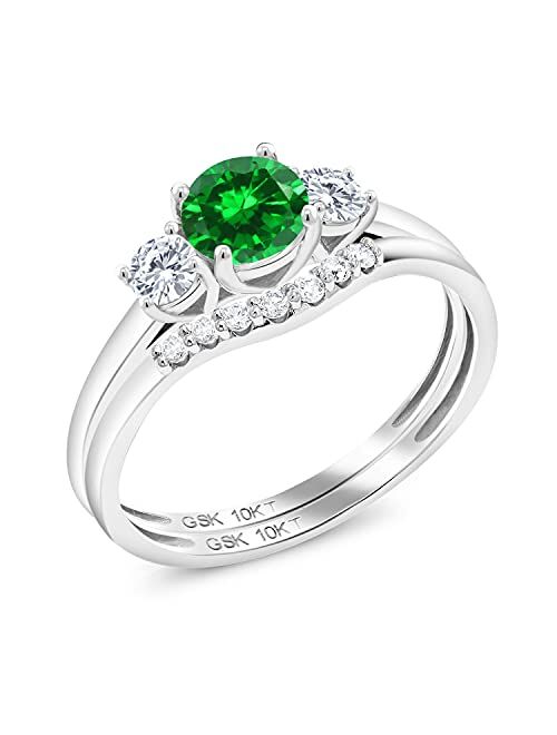 Gem Stone King 10K White Gold Round Green Created Emerald and Lab Grown Diamond Women 3-Stone Bridal Engagement Wedding Ring Set For Women (1.08 Cttw, Available In Size 5