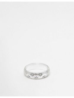 band ring with engraved leaf design in burnished silver tone