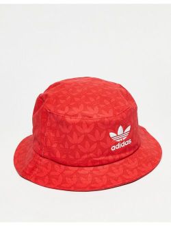Trefoil Monogram bucket hat in red