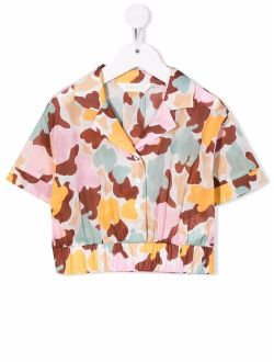 Kids camouflage-print cropped shirt