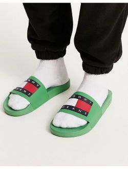 Tommy Jeans flag pool slider in green