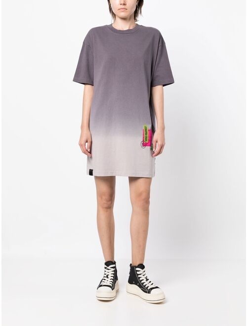 izzue ombre logo-print T-shirt dress