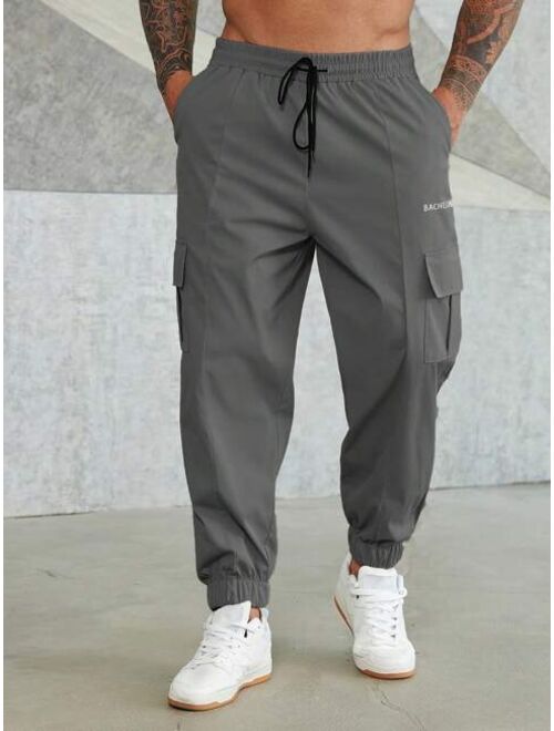 Manfinity Homme Men Letter Graphic Flap Pocket Side Drawstring Waist Cargo Pants