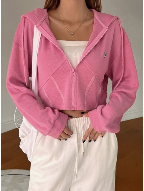 DAZY Letter Patched Drop Shoulder Crop Hoodie