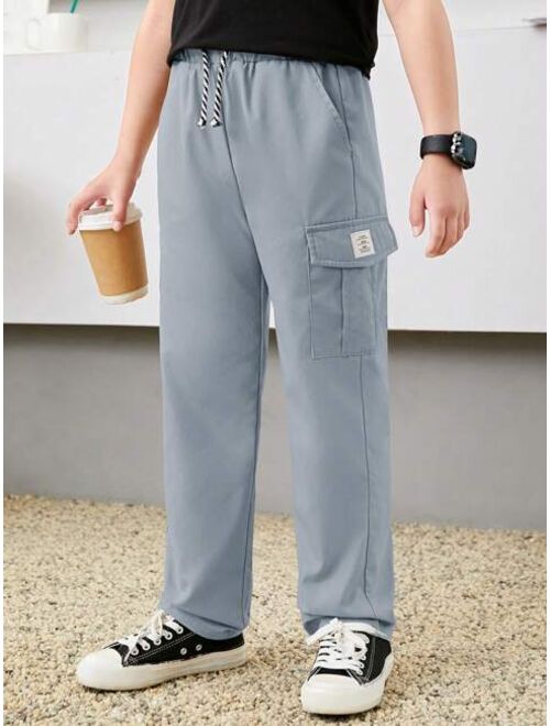 SHEIN Kids EVRYDAY Tween Boy Letter Patched Detail Flap Pocket Side Drawstring Waist Cargo Pants