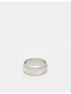 waterproof stainless steel band ring with horizontal embossed design in silver tone