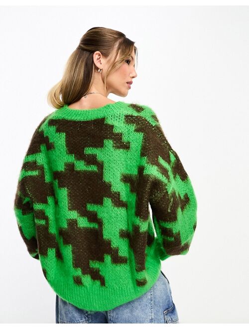 Urban Revivo houndstooth fluffy oversized cardigan in green and brown