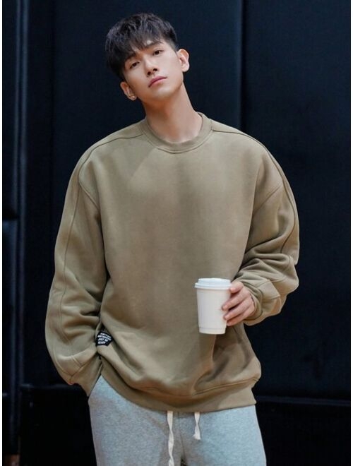 DAZY Men Letter & Bear Embossed Drop Shoulder Sweatshirt